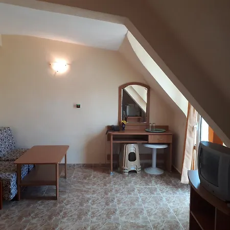 Palace 3*